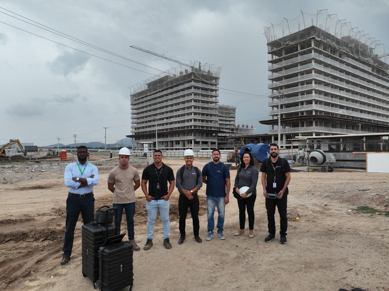 Equipe e drones no canteiro de obras do bairro planejado Cidade Arte, no Rio de Janeiro
