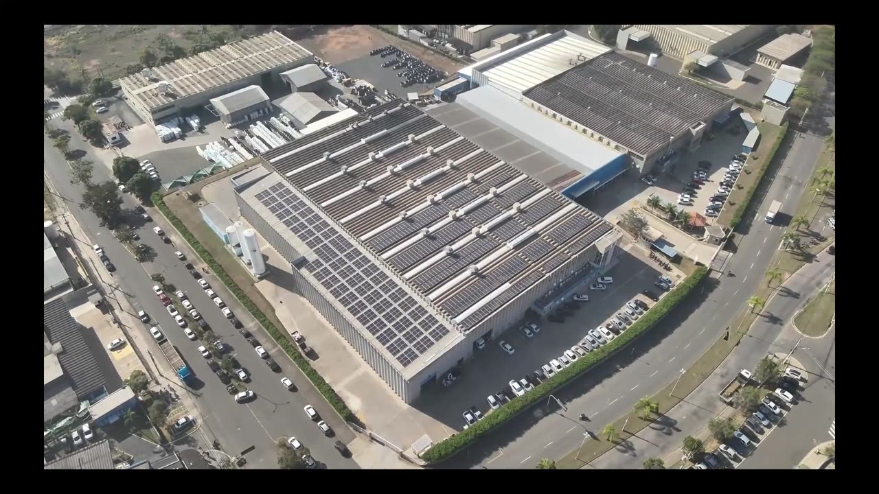 Vista aérea de telhado industrial com painéis solares