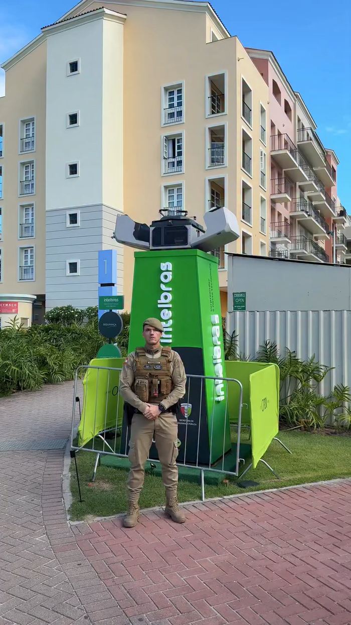 Policial ao lado do DJI Dock instalado na orla de Jurerê