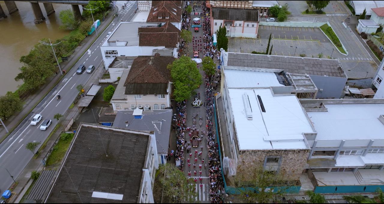 Vista aérea de drone monitorando a Oktoberfest em Blumenau