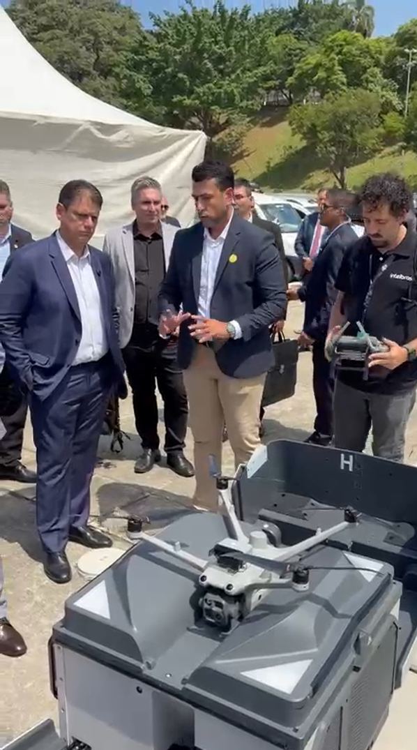 Autoridades acompanhando demonstração do DJI Dock 3