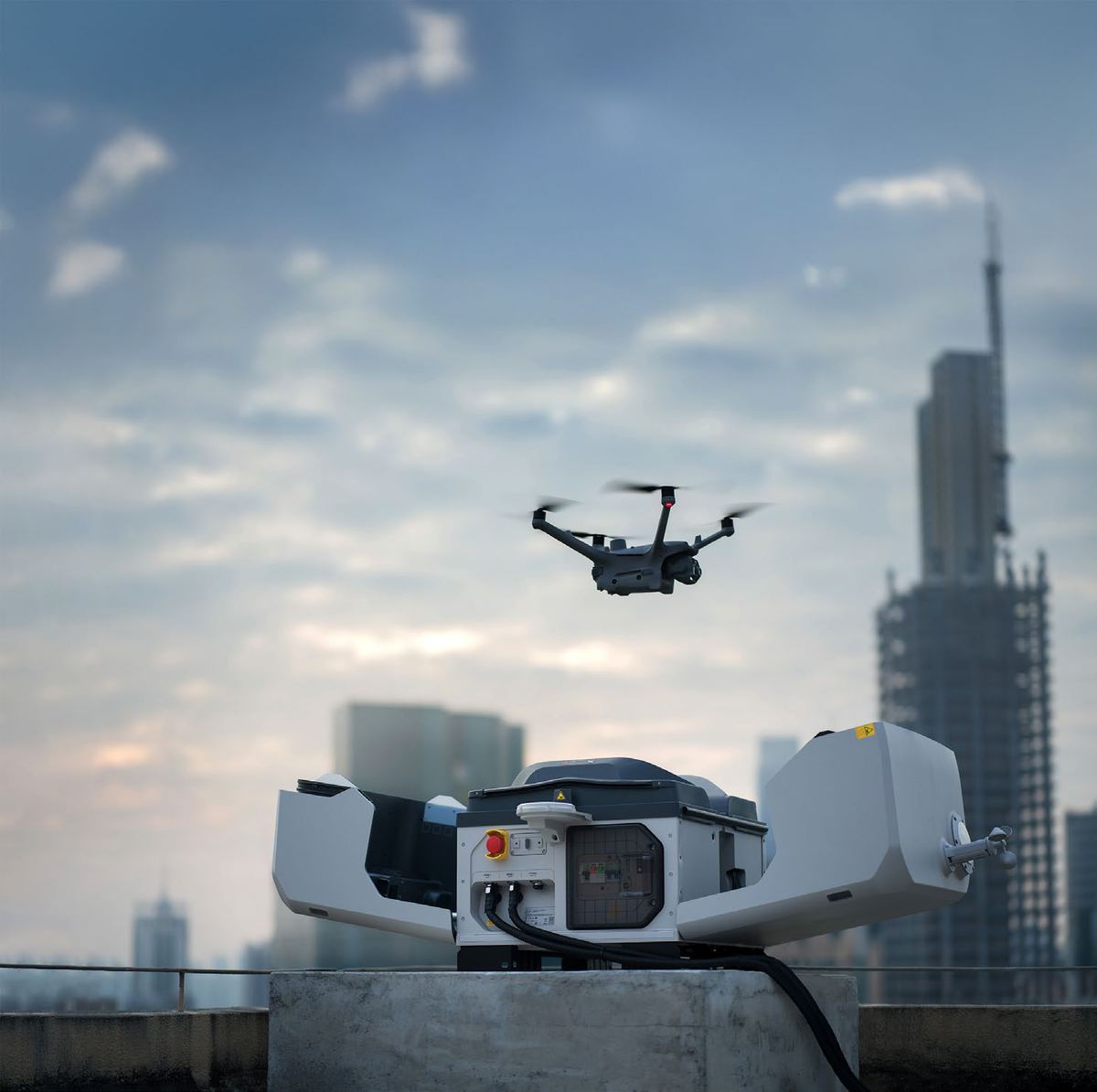 DJI Dock 3 aberto no topo de um prédio com o drone decolando