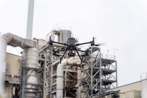 Drone Matrice inspecionando instalação industrial de óleo e gás